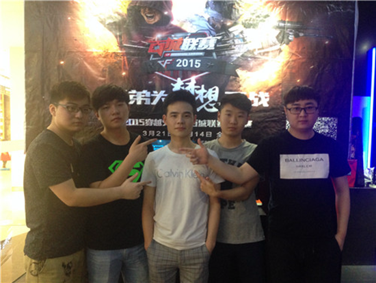 Xiaohu 的Sylas不断送出免费通行证，但 Light 的Jinx成功覆盖了下路， Weibo Gaming 横扫 Oh My God 。